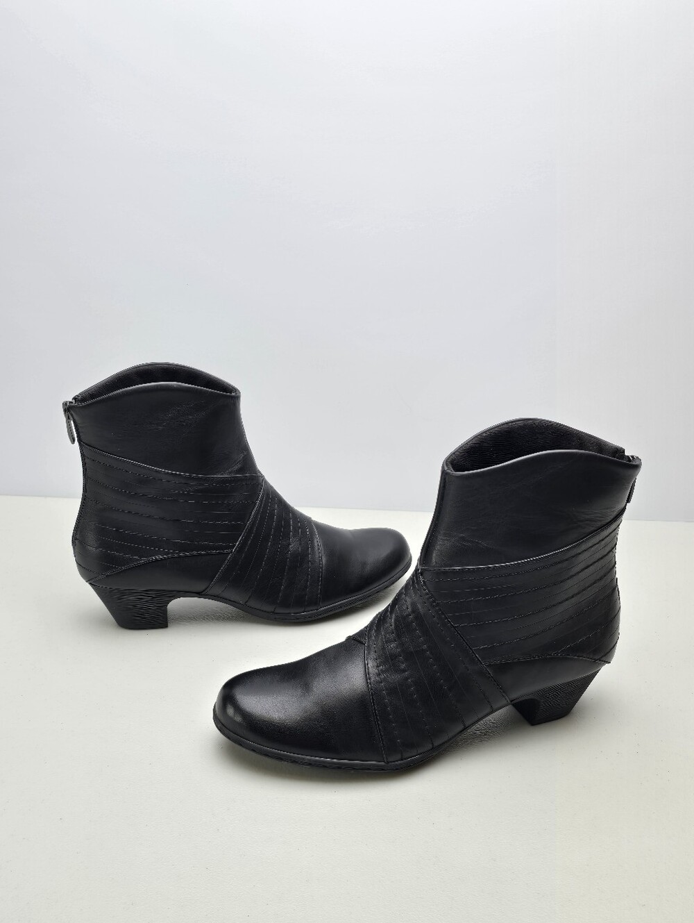 Rockport Black Leather Ruched Ankle Boots Low Heel Comfort 9.5 Narrow 9.5N